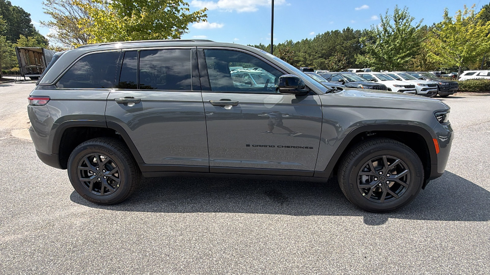 New 2027 Jeep Grand Cherokee Altitude RWD image 7