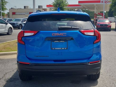 Used 2024 GMC Terrain SLE w/ Driver Convenience Package FWD image 4