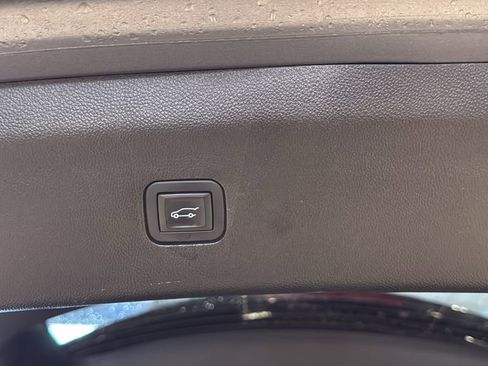 Used 2019 Buick Enclave Essence AWD/4WD image 17
