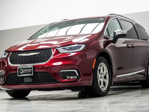 Used 2023 Chrysler Pacifica Limited FWD image 8