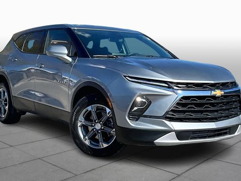 Used 2025 Chevrolet Blazer LT image 3