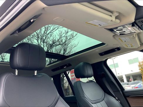 Used 2025 Land Rover Range Rover SE image 14