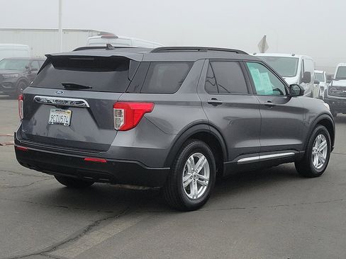 Used 2022 Ford Explorer XLT image 2