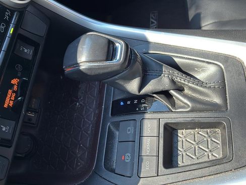 Used 2019 Toyota RAV4 Limited FWD image 32