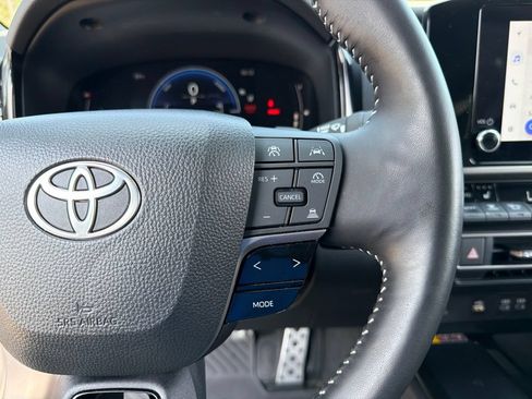 Used 2025 Toyota Camry SE w/ Convenience Package FWD image 17