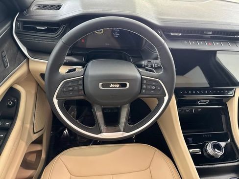 Used 2026 Jeep Grand Cherokee Limited AWD/4WD image 25