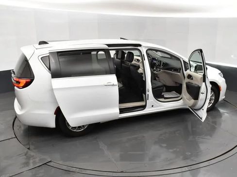 Used 2024 Chrysler Pacifica Touring-L FWD image 6