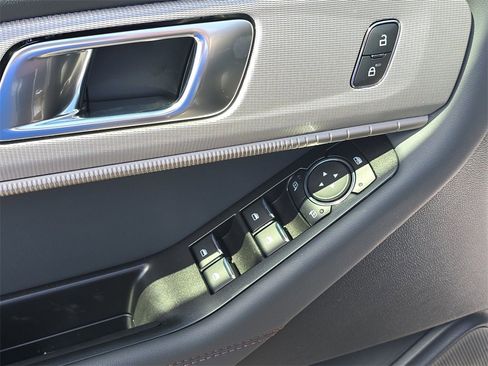 Used 2025 Ford Explorer Active w/ Active Comfort Package image 18