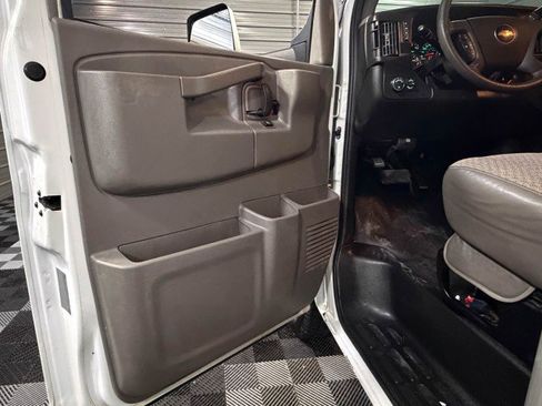 Used 2017 Chevrolet Express 3500 image 32