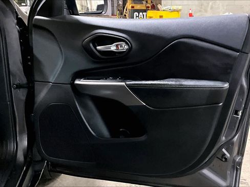 Used 2020 Jeep Cherokee Limited image 22