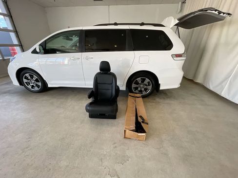 Used 2020 Toyota Sienna SE w/ SE Preferred Package image 26