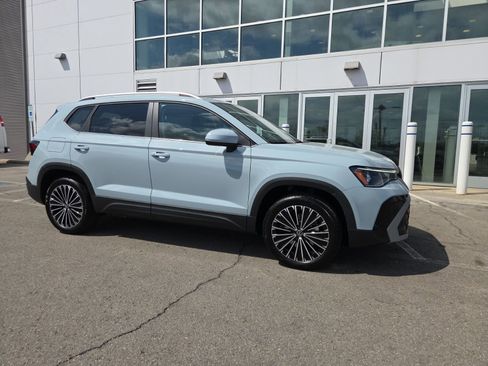 New 2026 Volkswagen Taos SE FWD image 2