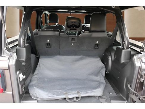 Used 2018 Jeep Wrangler Unlimited Sahara image 16