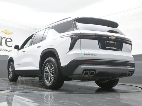 Used 2025 Chevrolet Traverse LT image 5
