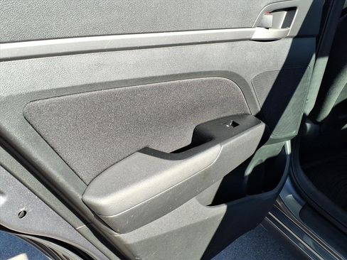 Used 2018 Hyundai Elantra SEL w/ Winter Weather Package image 13