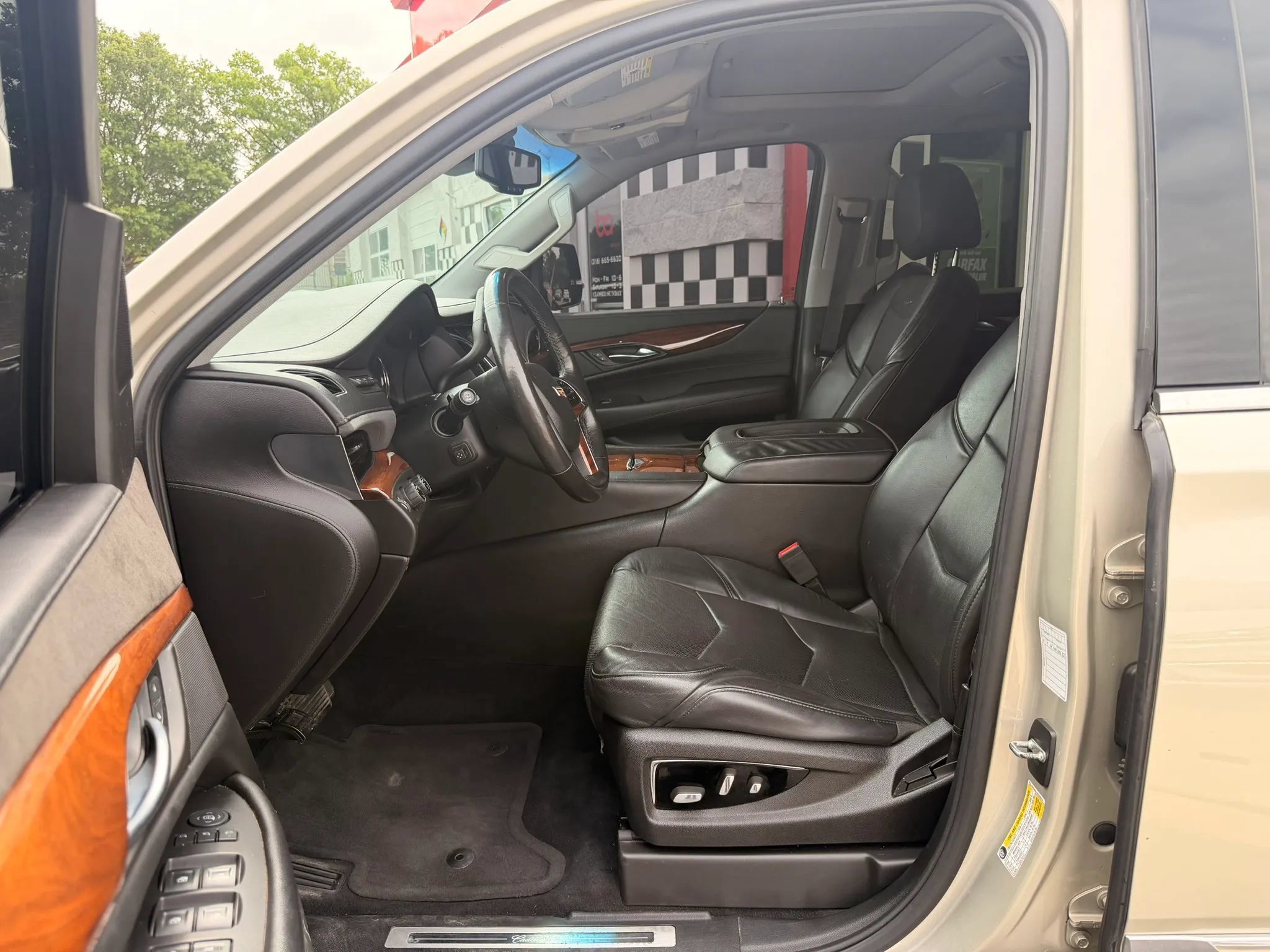 Used 2016 Cadillac Escalade Luxury AWD/4WD image 14