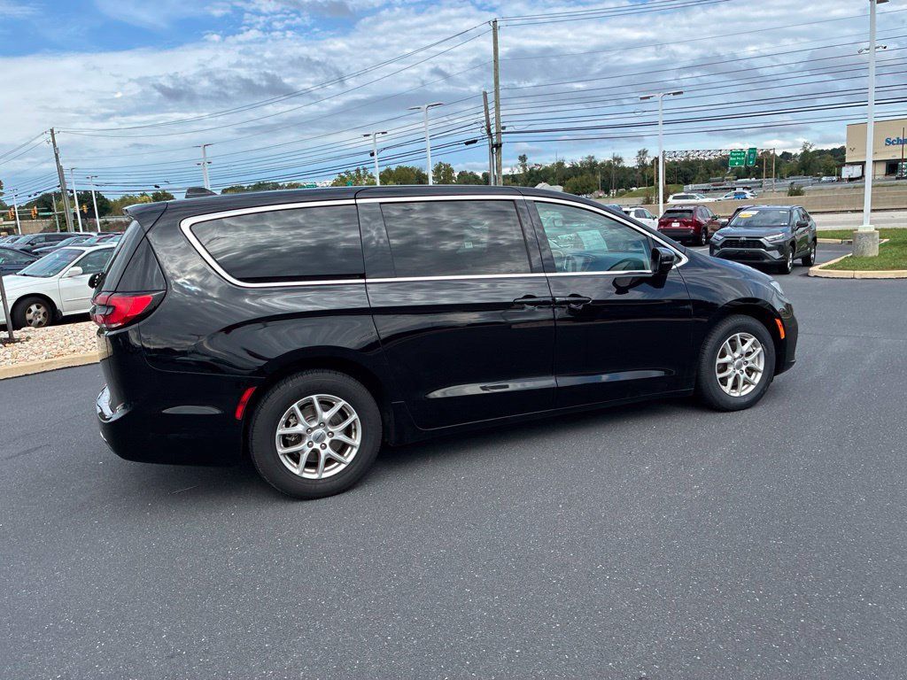 Used 2024 Chrysler Pacifica Touring-L FWD image 7