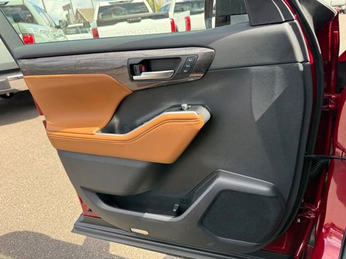 New 2026 Toyota Highlander Platinum image 23