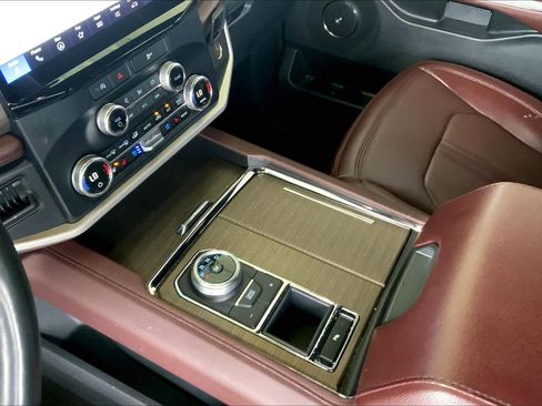 Used 2024 Ford Expedition Limited image 17