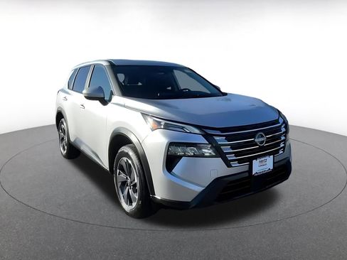 Used 2025 Nissan Rogue SV image 2