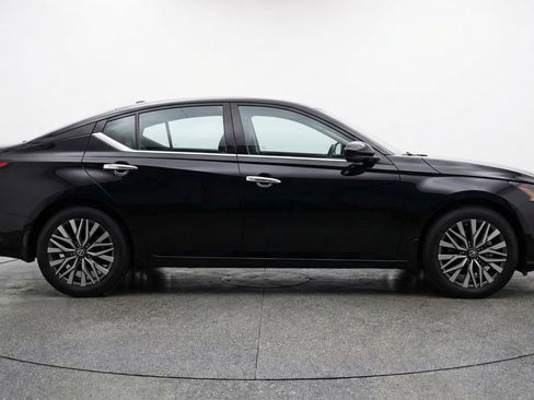 Used 2025 Nissan Altima 2.5 SV image 11