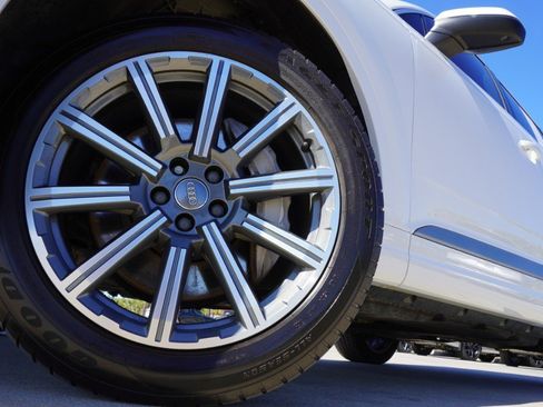 Used 2017 Audi Q7 3.0T Premium Plus image 11