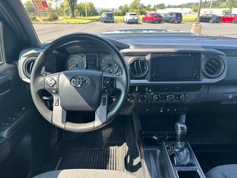 Used 2018 Toyota Tacoma TRD Sport AWD/4WD image 15