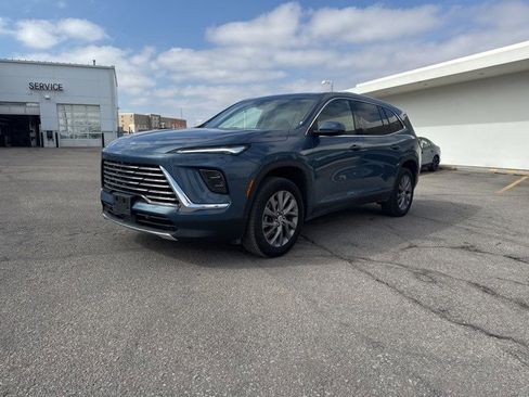 Used 2025 Buick Enclave Preferred image 3