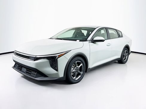 Used 2025 Kia K4 LXS image 3