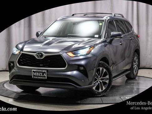 Used 2020 Toyota Highlander XLE AWD/4WD image 1