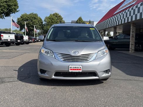 Used 2017 Toyota Sienna LE FWD image 2