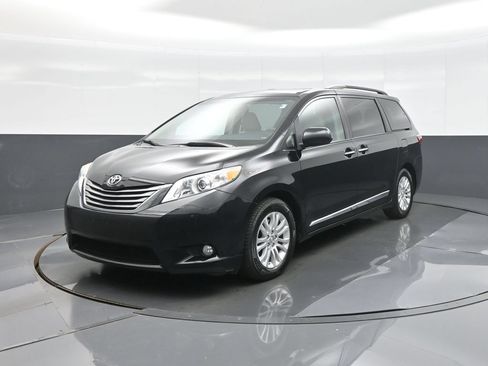 Certified 2017 Toyota Sienna XLE w/ XLE Navigation Package FWD image 3