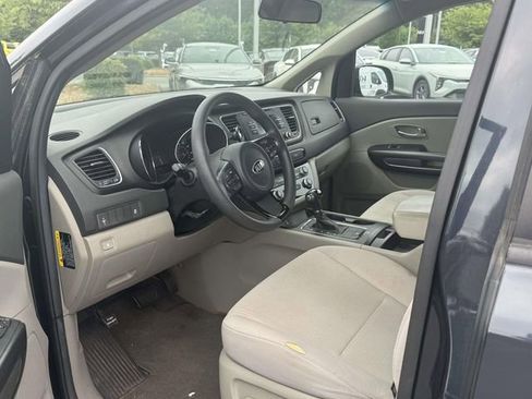 Used 2017 Kia Sedona LX FWD image 3