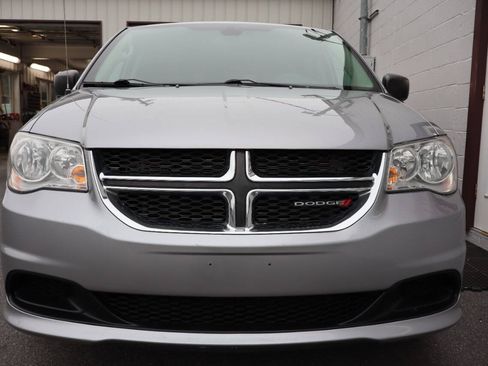 Used 2018 Dodge Grand Caravan SE w/ UConnect Hands-Free Group FWD image 2