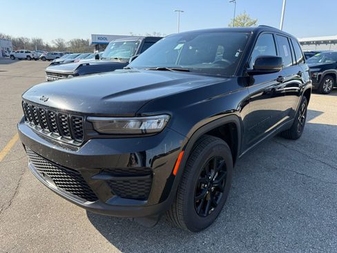 Used 2025 Jeep Grand Cherokee Altitude AWD/4WD image 5