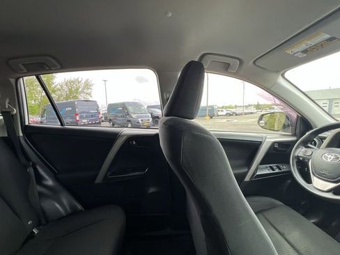 Used 2018 Toyota RAV4 LE FWD image 16
