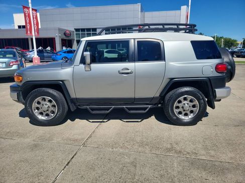 Used 2012 Toyota FJ Cruiser 2WD w/ Upgrade Pkg image 2