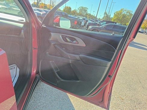 Used 2020 Chevrolet Traverse LT image 18