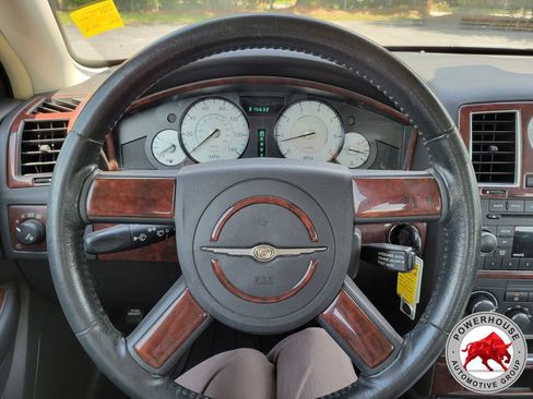 Used 2009 Chrysler 300 Touring RWD image 29