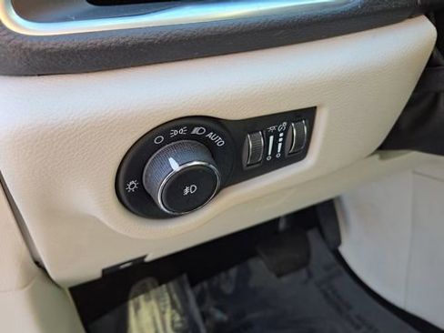 Certified 2022 Chrysler Pacifica Limited image 12