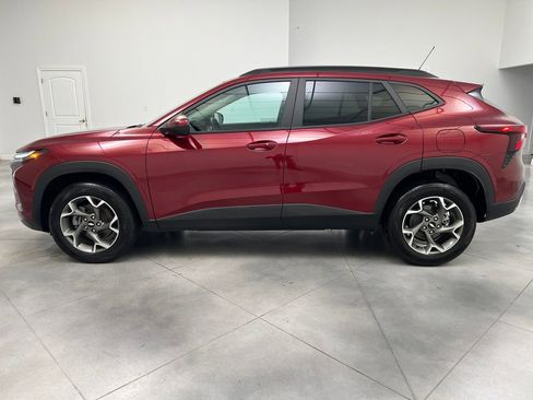 Used 2025 Chevrolet Trax LT w/ LT Convenience Package FWD image 4