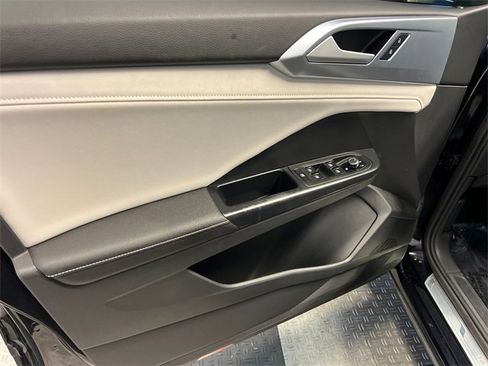 Certified 2025 Volkswagen Taos SE image 7