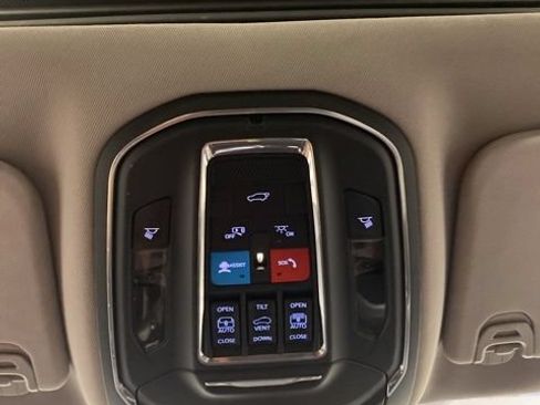 Certified 2024 Jeep Wagoneer L Series III w/ Premium Group I AWD/4WD image 18
