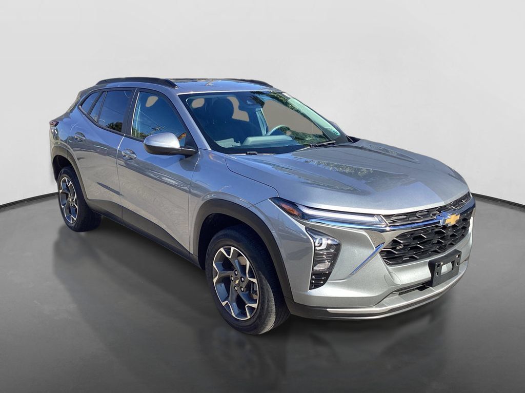 Used 2024 Chevrolet Trax LT FWD image 3