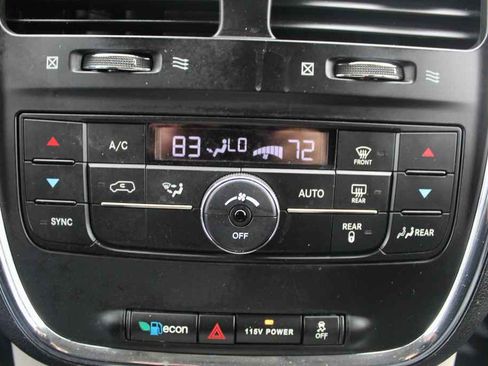 Used 2014 Chrysler Town & Country Touring image 20