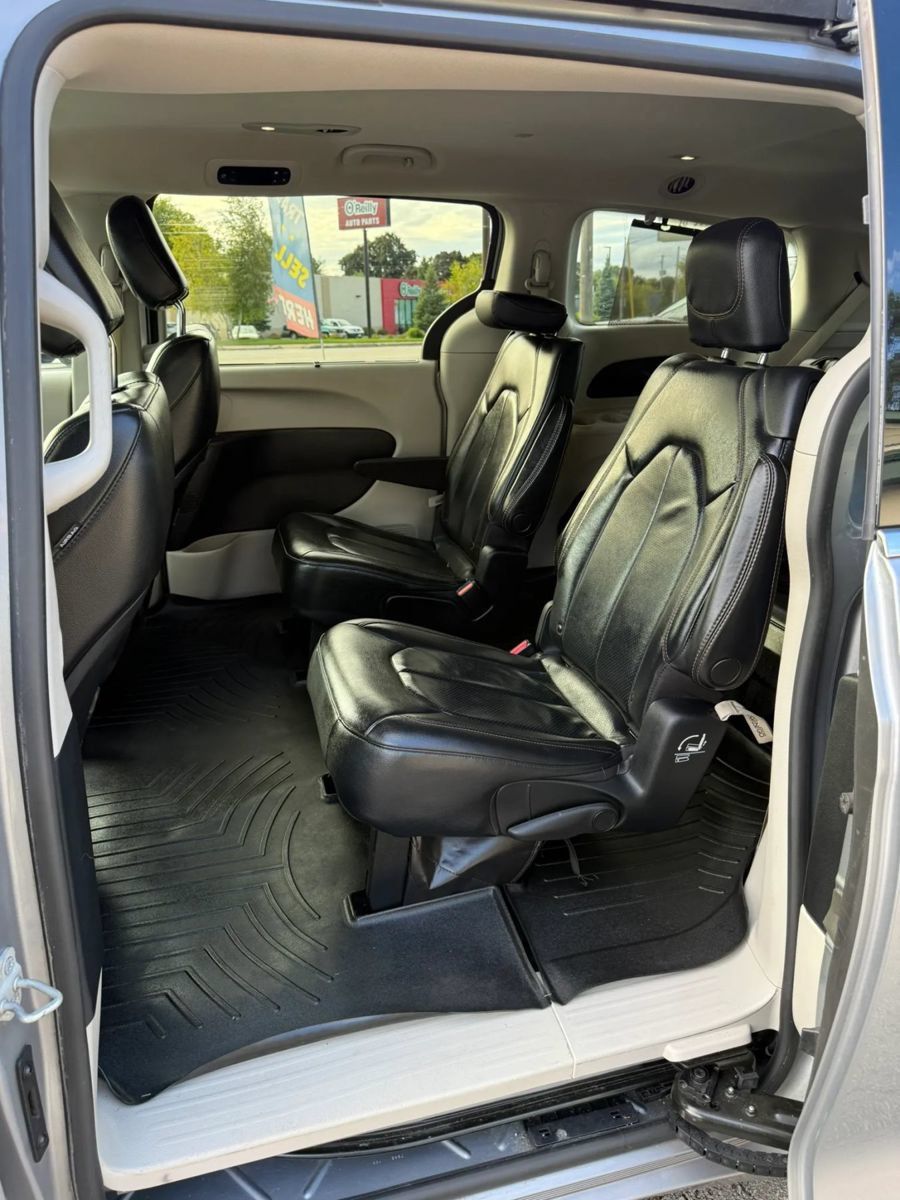 Used 2019 Chrysler Pacifica Touring-L FWD image 11