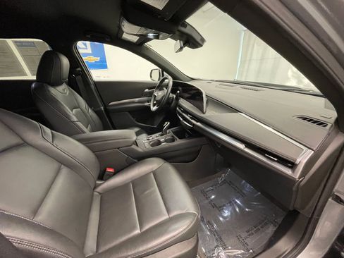 Used 2025 Cadillac XT4 Premium Luxury image 8
