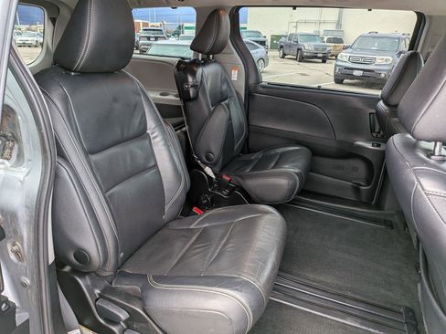 Used 2017 Toyota Sienna SE image 30