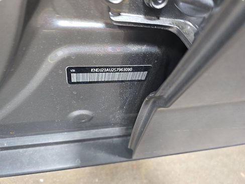 Used 2025 Kia Soul LX w/ LX Technology Package FWD image 25
