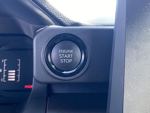 Used 2025 Toyota Tacoma SR5 AWD/4WD image 17